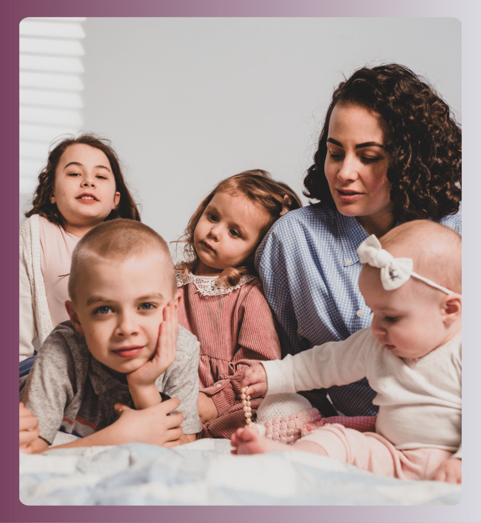 Opiekunka w żłobku z dziećmi