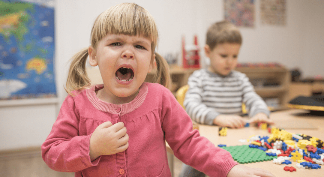 Płacząca dziewczynka w przedszkolu. Nie potrafi poradzić sobie z emocjami