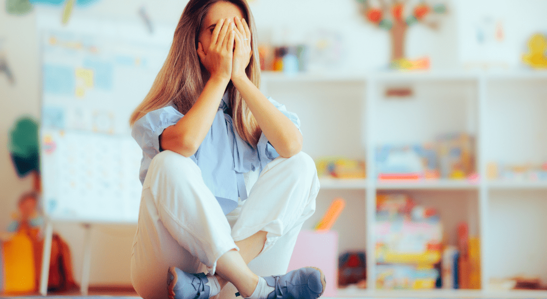 przytłoczona pani z przedszkola, zmęczona konfliktami uczniów