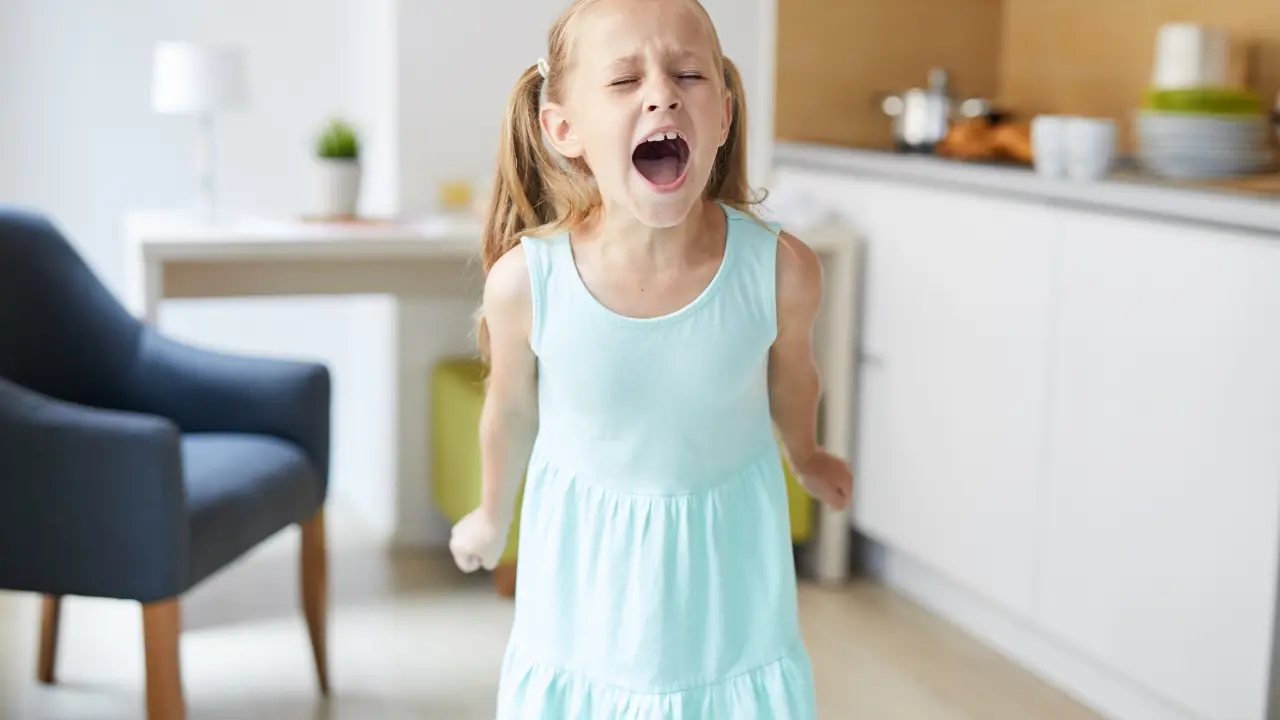zdenerwowana dziewczynka krzyczy